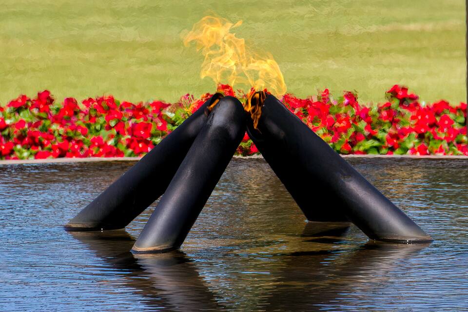 Ein Springbrunnen mit Wasserspielen und einem Feuer-Effekt in der Mitte.