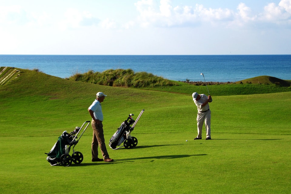 Camp de golf amb vista a l'oceà.