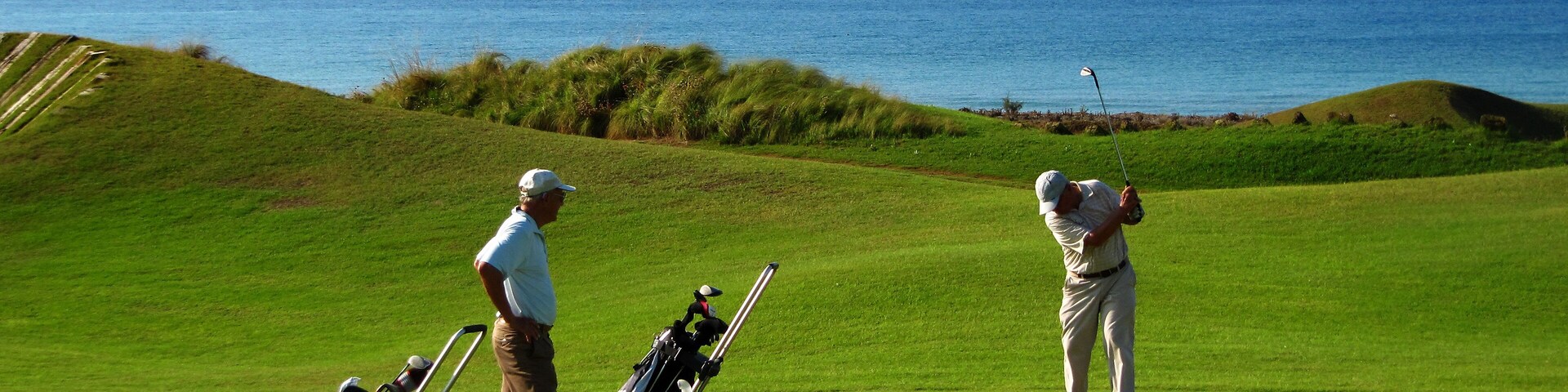 Seniorengolfer auf einem Linkscourse am Meer