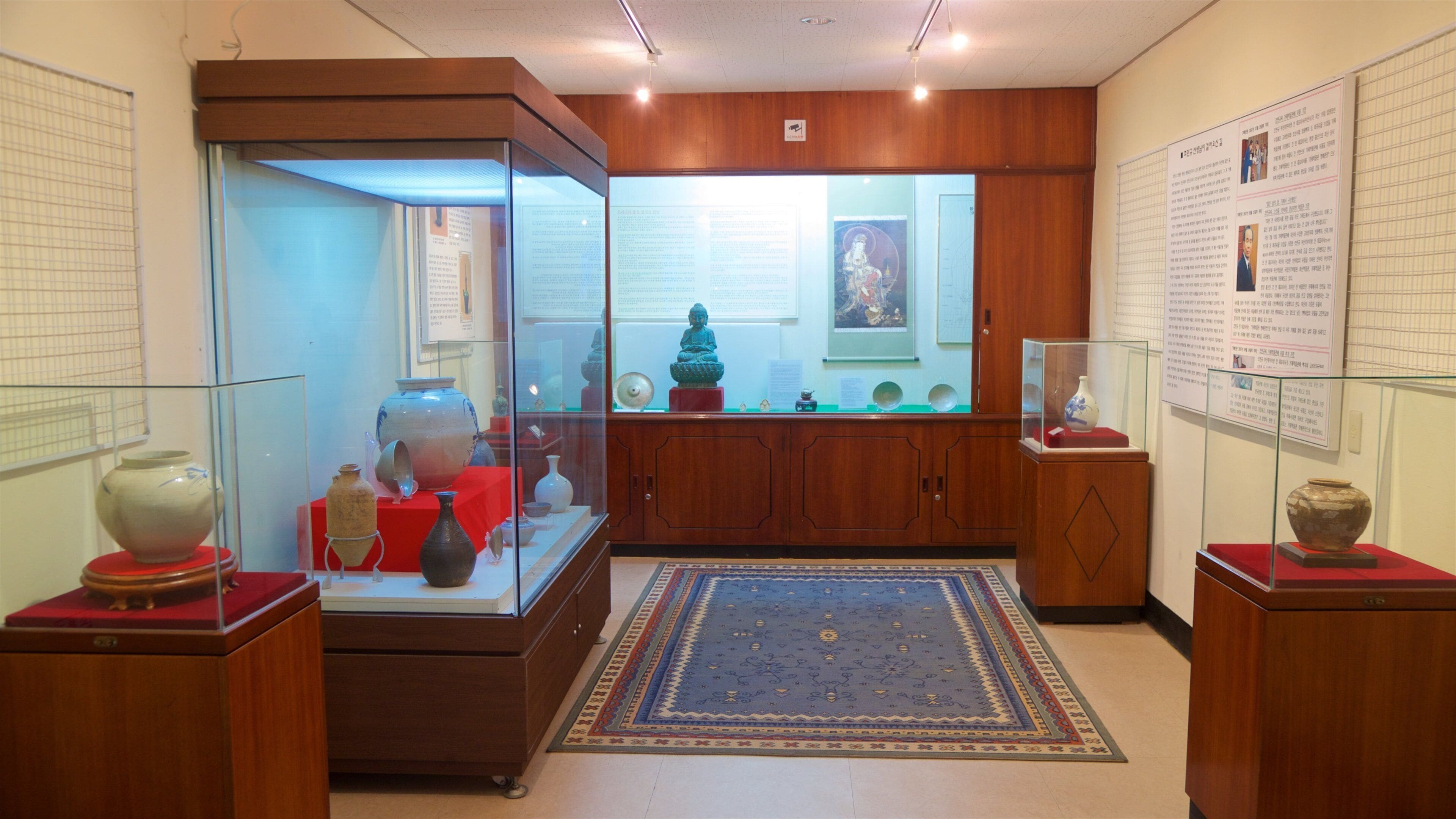 Geoje Museum featuring interior views