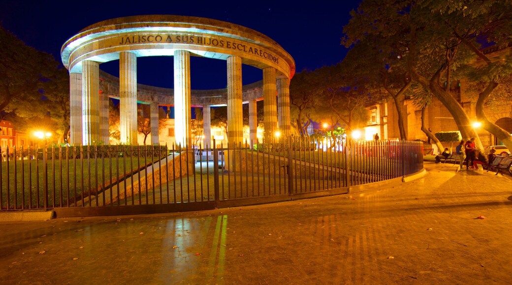 Rotonda de los Hombres Ilustres mettant en vedette patrimoine historique, scènes de nuit et mémorial