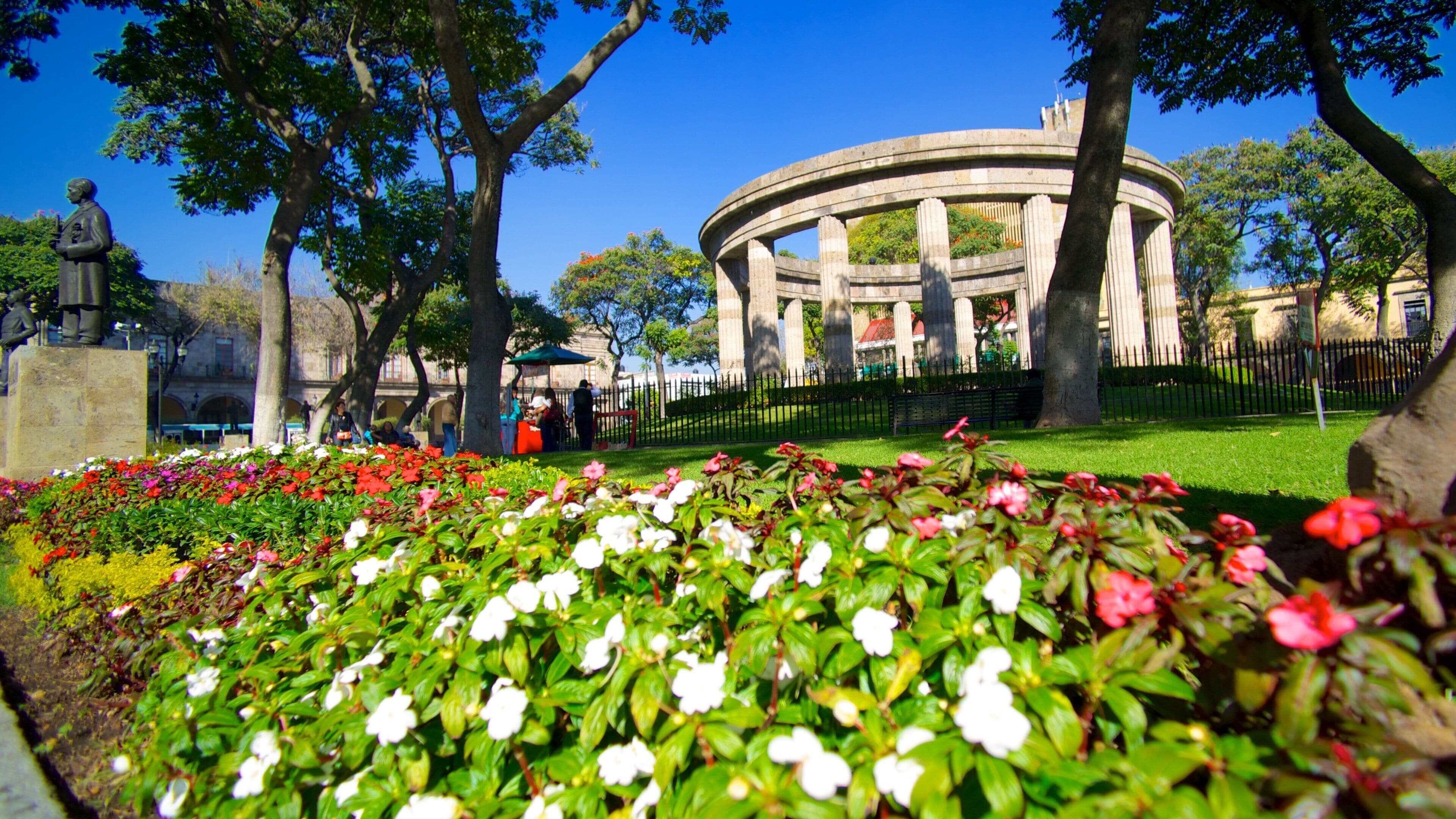 Rotonda de los Hombres Ilustres som inkluderer park, blomster og minnesmerke