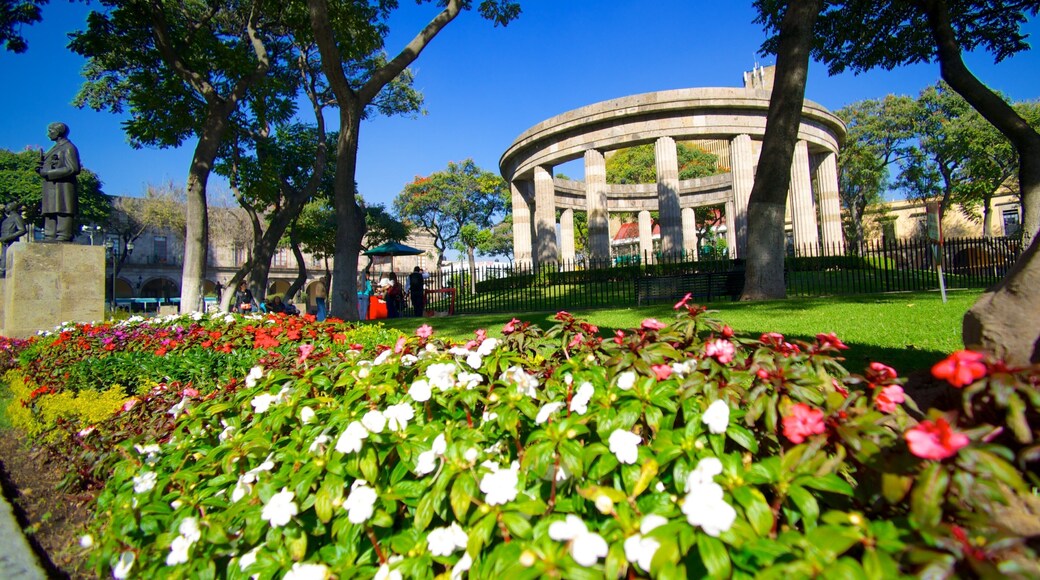 Rotonda de los Hombres Ilustres mettant en vedette jardin, mémorial et fleurs