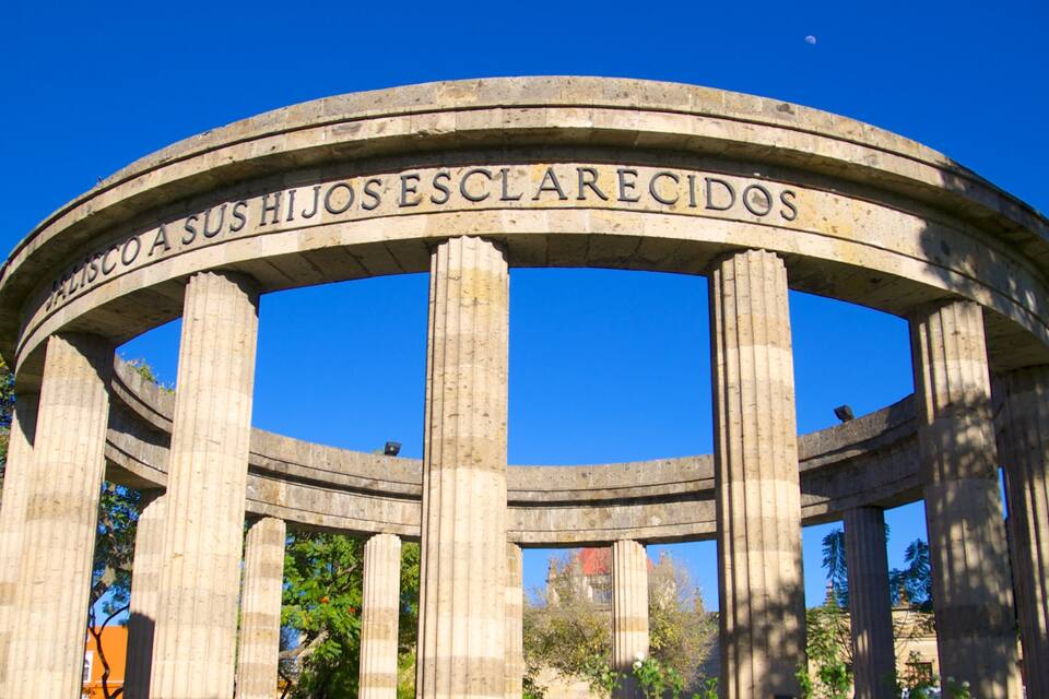 A circular monument with the inscription "A SUS HIJOS ESCLARECIDOS".