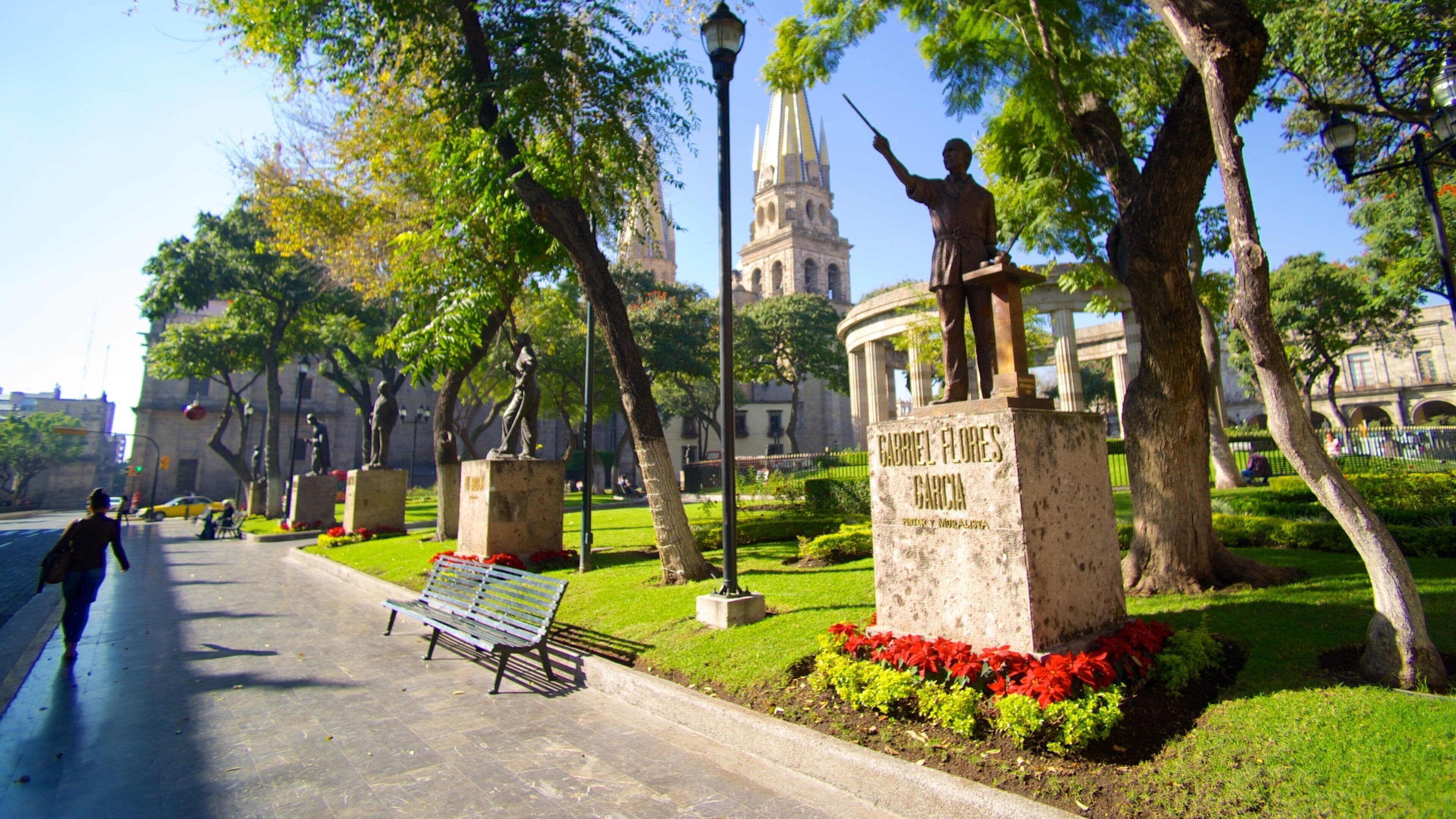 Rotonda de los Hombres Ilustres showing a garden, a memorial and a statue or sculpture