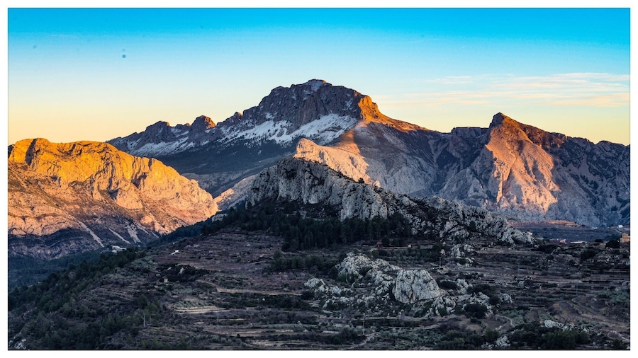 Super viewpoint on the CV752 for photographing the Serra de Bernia at either sunrise or sunset (unfortunately, I never really had the light on the day I visited 😞).