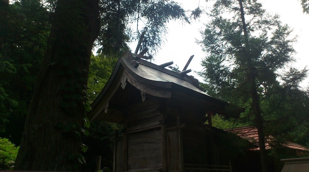 伊邪那美命御陵と伝わる古墳がある。