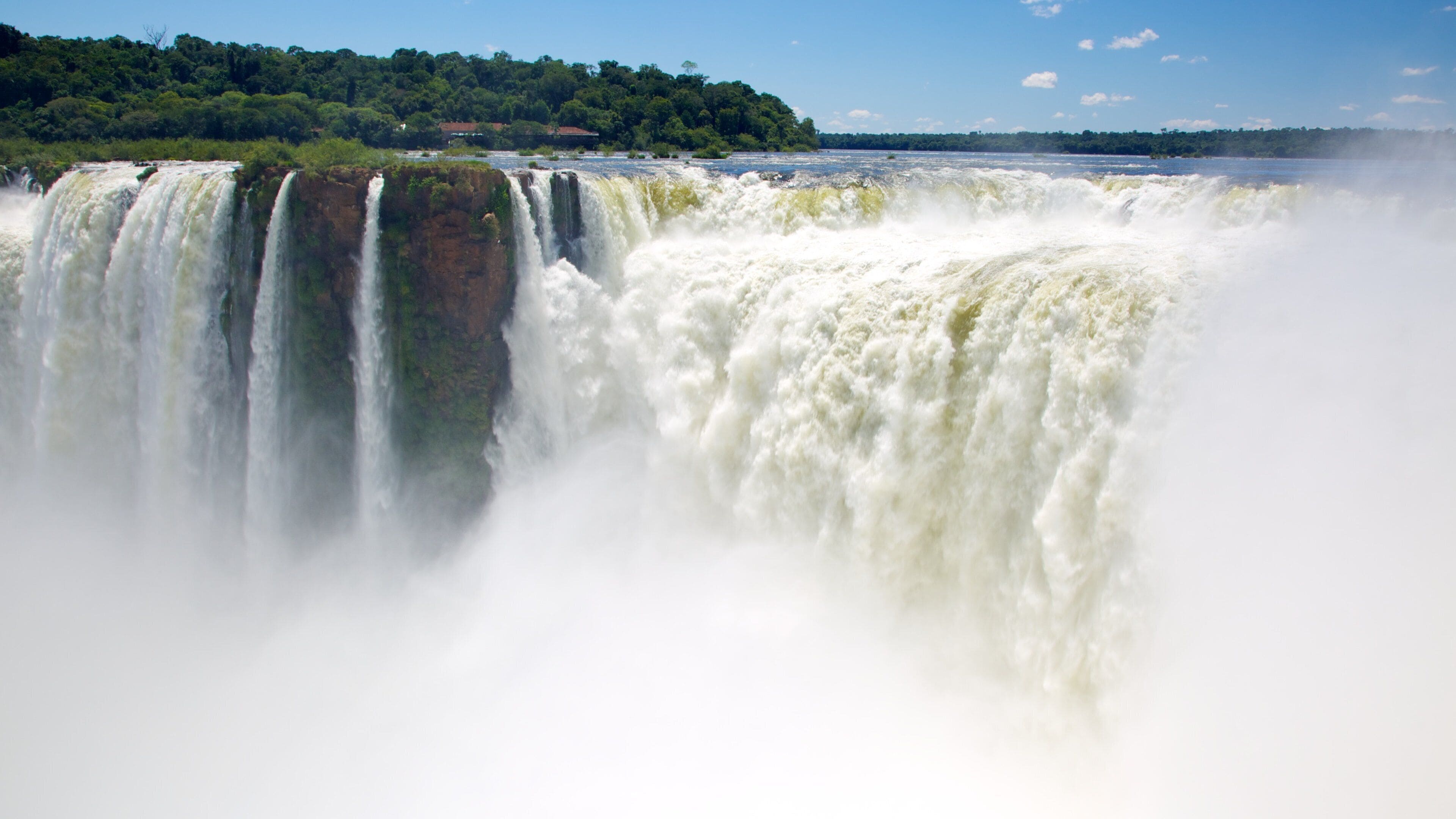 Djevelens hals fasiliteter samt tåke, fossefall og landskap