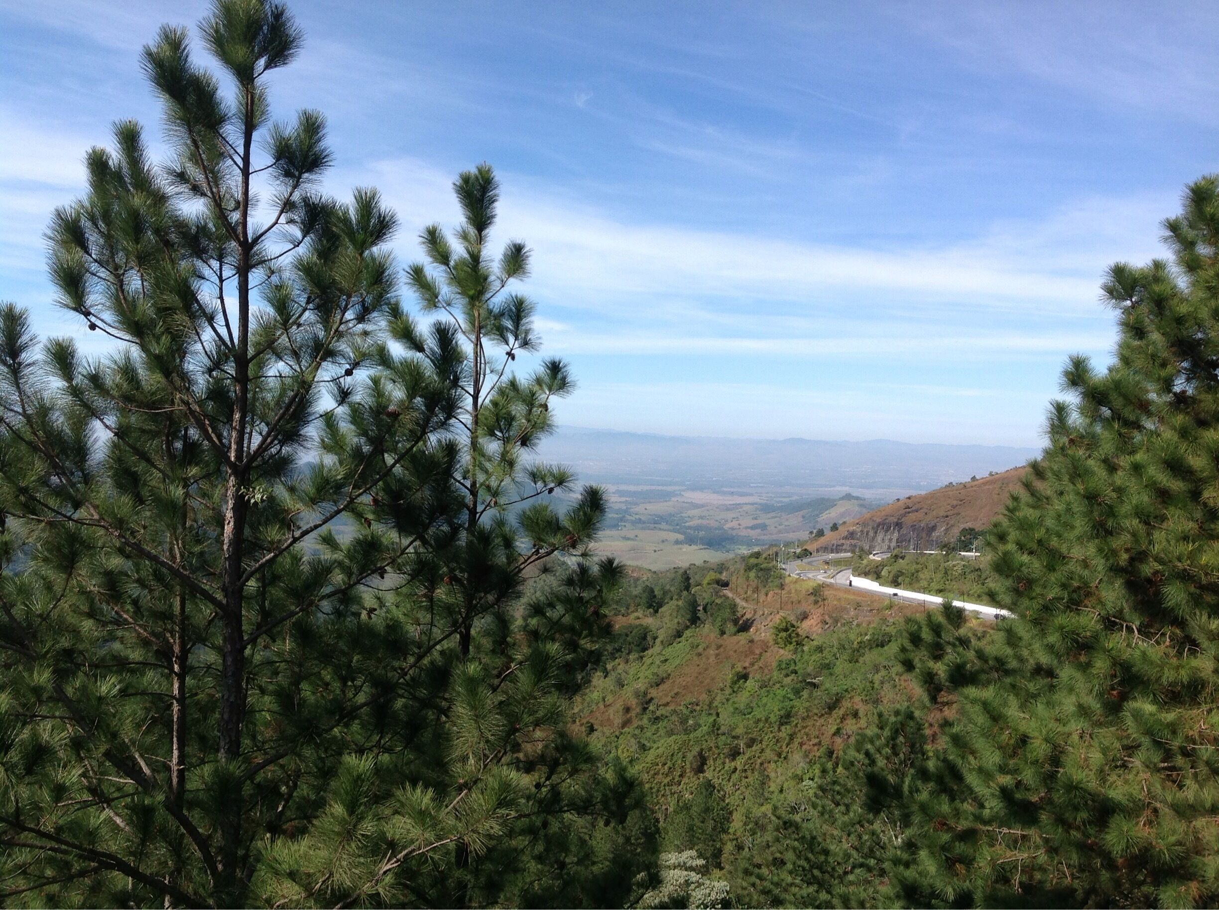 In the beginning of Santo Antônio do Pinhal You may find this corner that brings a nice view of near cities, train rsilway and road.