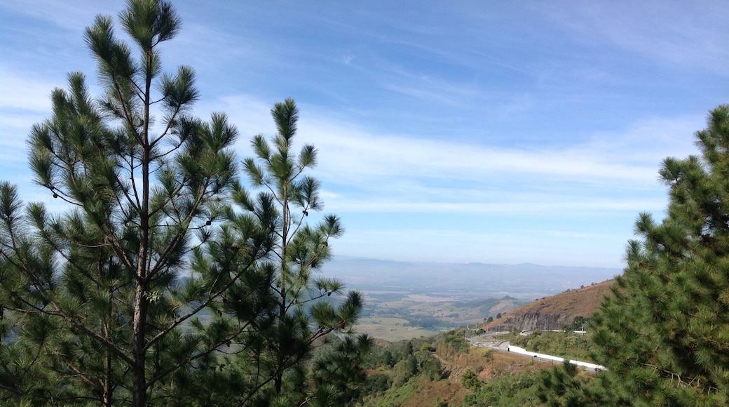 In the beginning of Santo Antônio do Pinhal You may find this corner that brings a nice view of near cities, train rsilway and road.