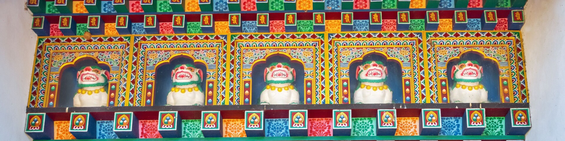 Una fachada colorida y ricamente decorada, con varios ventanales arqueados y diseños ornamentales.