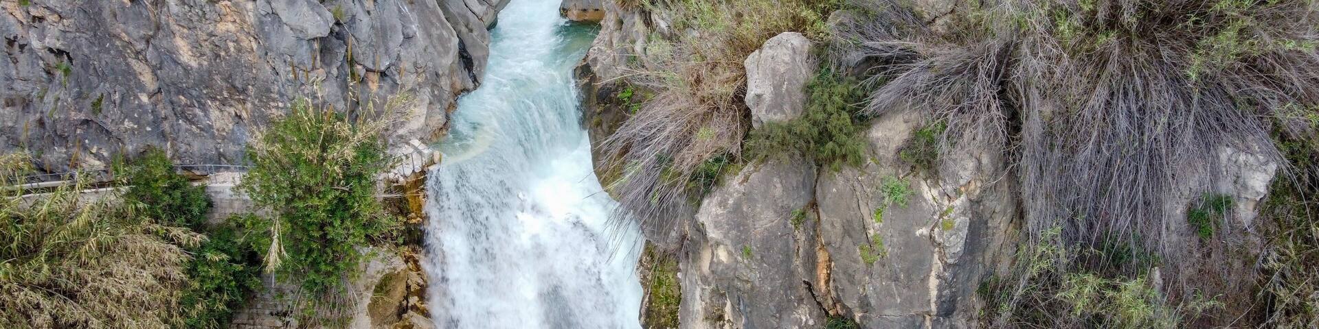 Cascada de cañón del tipo torrencial en Alicante, Estret de les Penyes o Estrecho de las Peñas