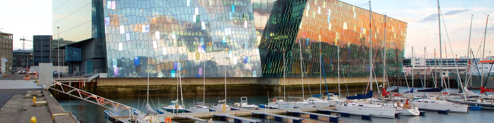 Harpa mostrando arquitetura moderna, uma baía ou porto e paisagens litorâneas