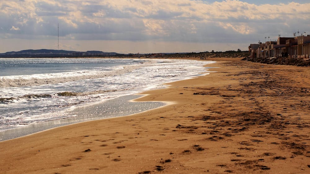 M5E82P Sunny day on the beach in winter in La Marina, Alicante