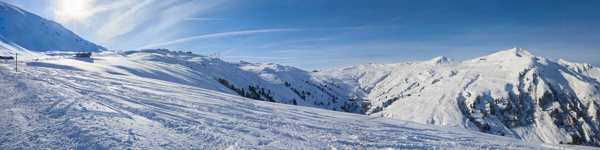 Schönes Winterpanorama im Skigebiet Wildkogel bei Bramberg in Österreich.