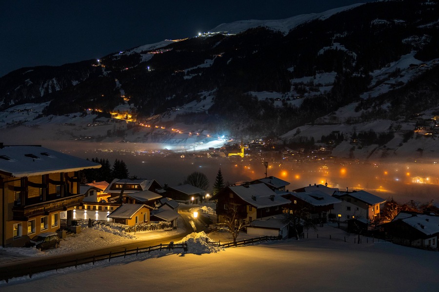 Bramberg am Wildkogel bei Nacht im Winter