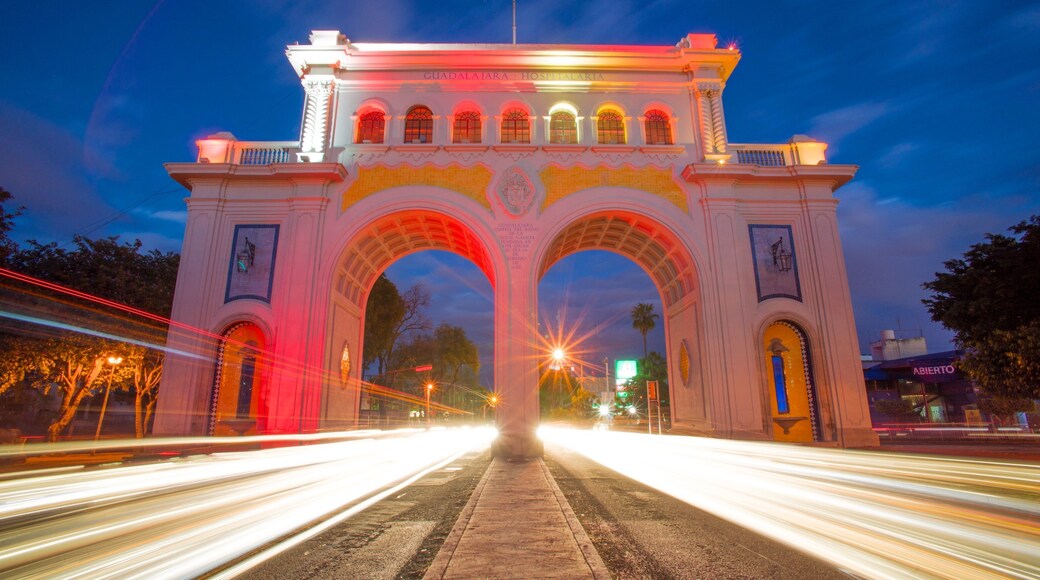 Los Arcos de Guadalajara showing heritage architecture, street scenes and a monument
