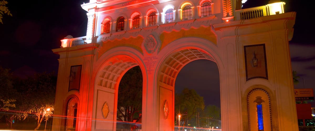 Los Arcos de Guadalajara showing heritage architecture, a monument and night scenes