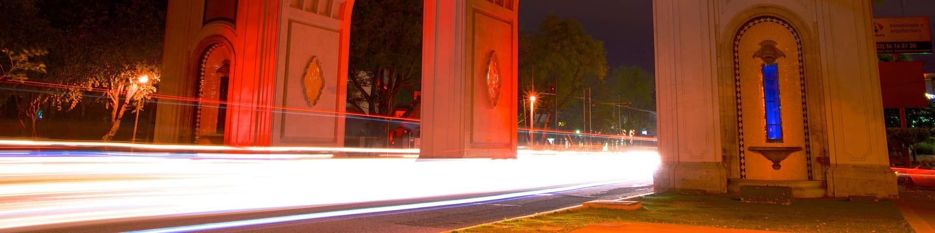 Los Arcos de Guadalajara showing heritage architecture, a monument and night scenes