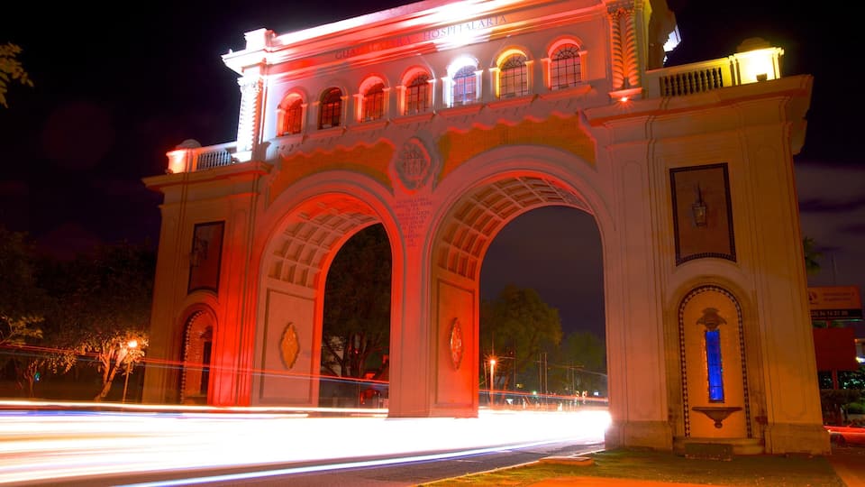 Los Arcos de Guadalajara showing heritage architecture, a monument and night scenes