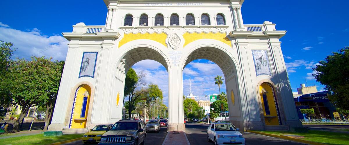 Los Arcos de Guadalajara cho thấy kiến trúc di sản, đài tưởng niệm và cảnh đường phố