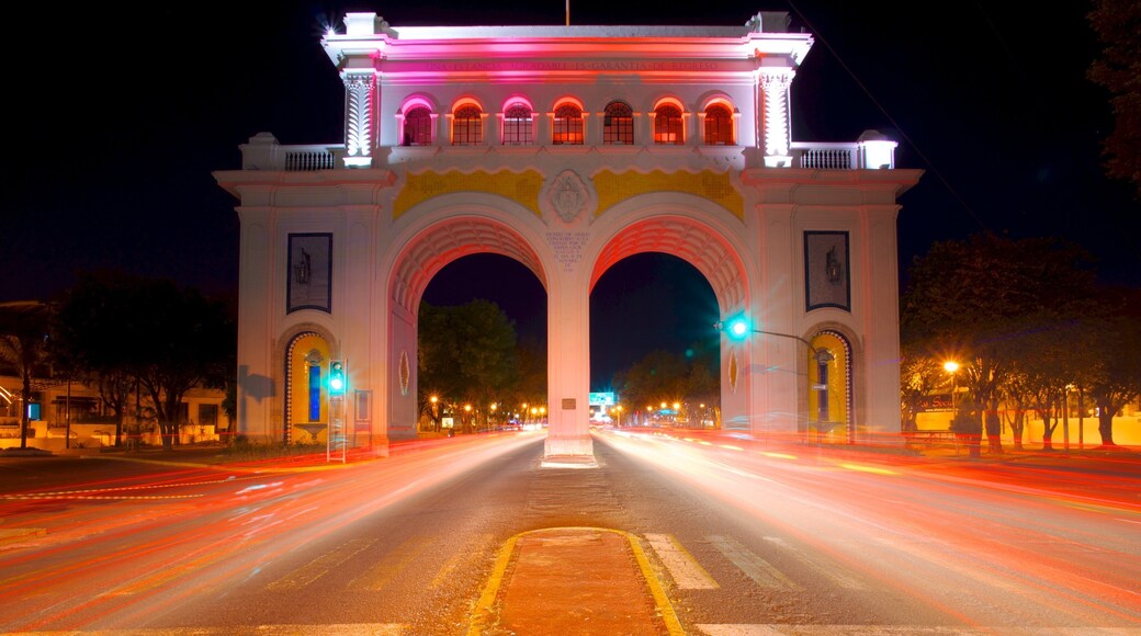 Los Arcos de Guadalajara featuring a monument, street scenes and a city