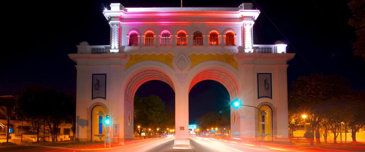 Los Arcos de Guadalajara que incluye escenas nocturnas, escenas urbanas y una ciudad