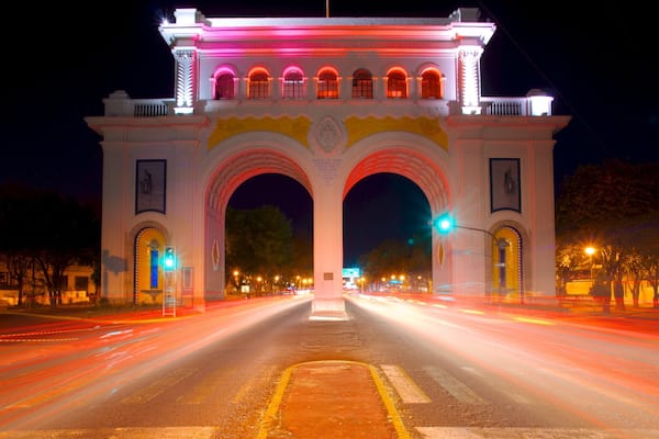 Los Arcos de Guadalajara showing street scenes, a monument and night scenes
