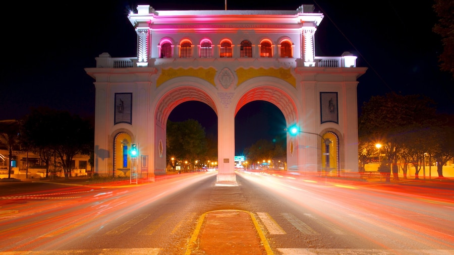 Los Arcos de Guadalajara showing street scenes, a monument and night scenes
