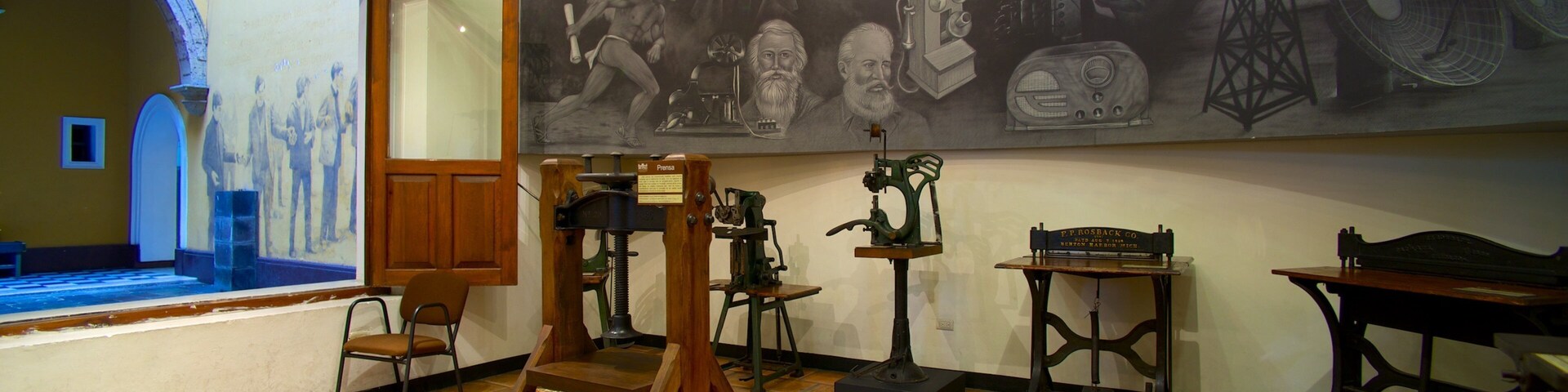 Museo del Periodismo y las Artes GrĂĄficas welches beinhaltet Innenansichten und Kunst