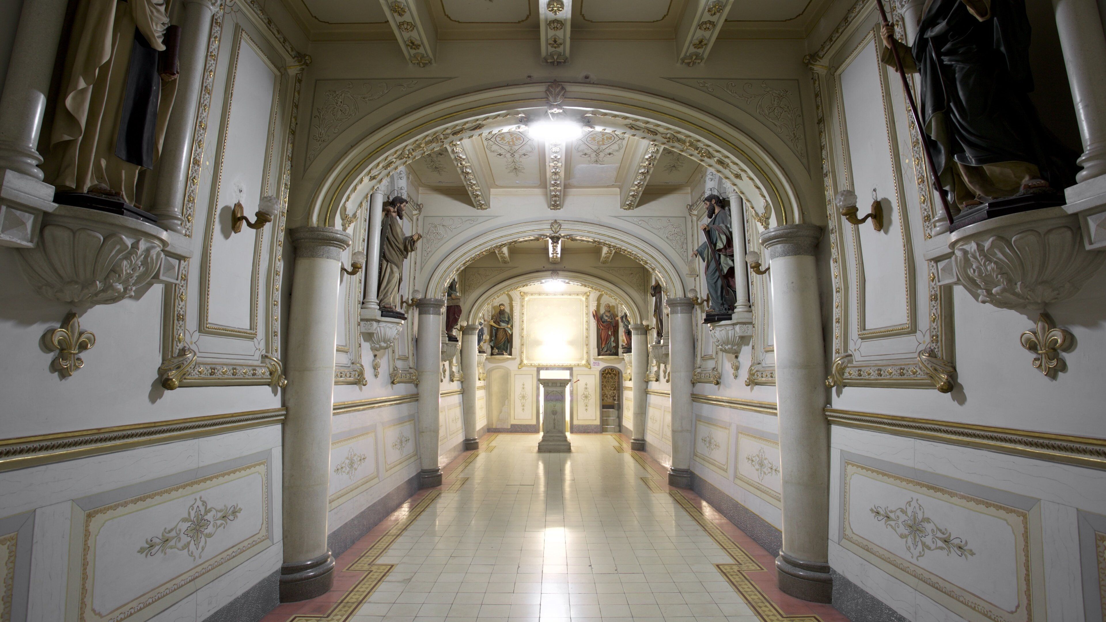 Templo Expiatorio del Sagrado Corazón de Jesús qui includes patrimoine historique et vues intérieures