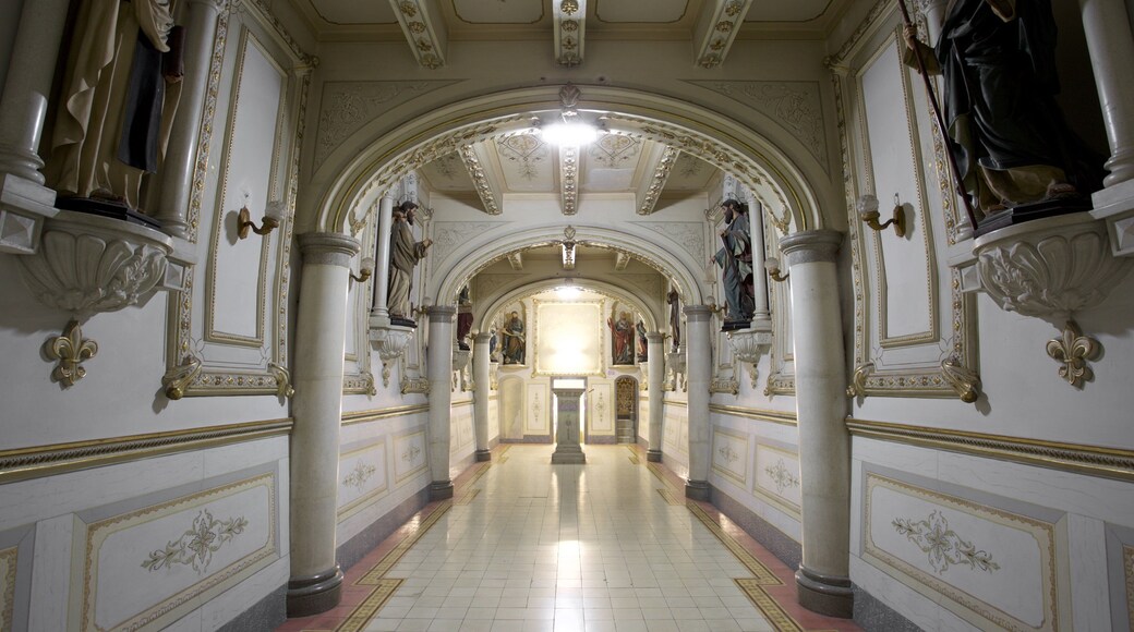 Templo Expiatorio del Sagrado CorazĂłn de JesĂșs qui includes patrimoine historique et vues intĂ©rieures