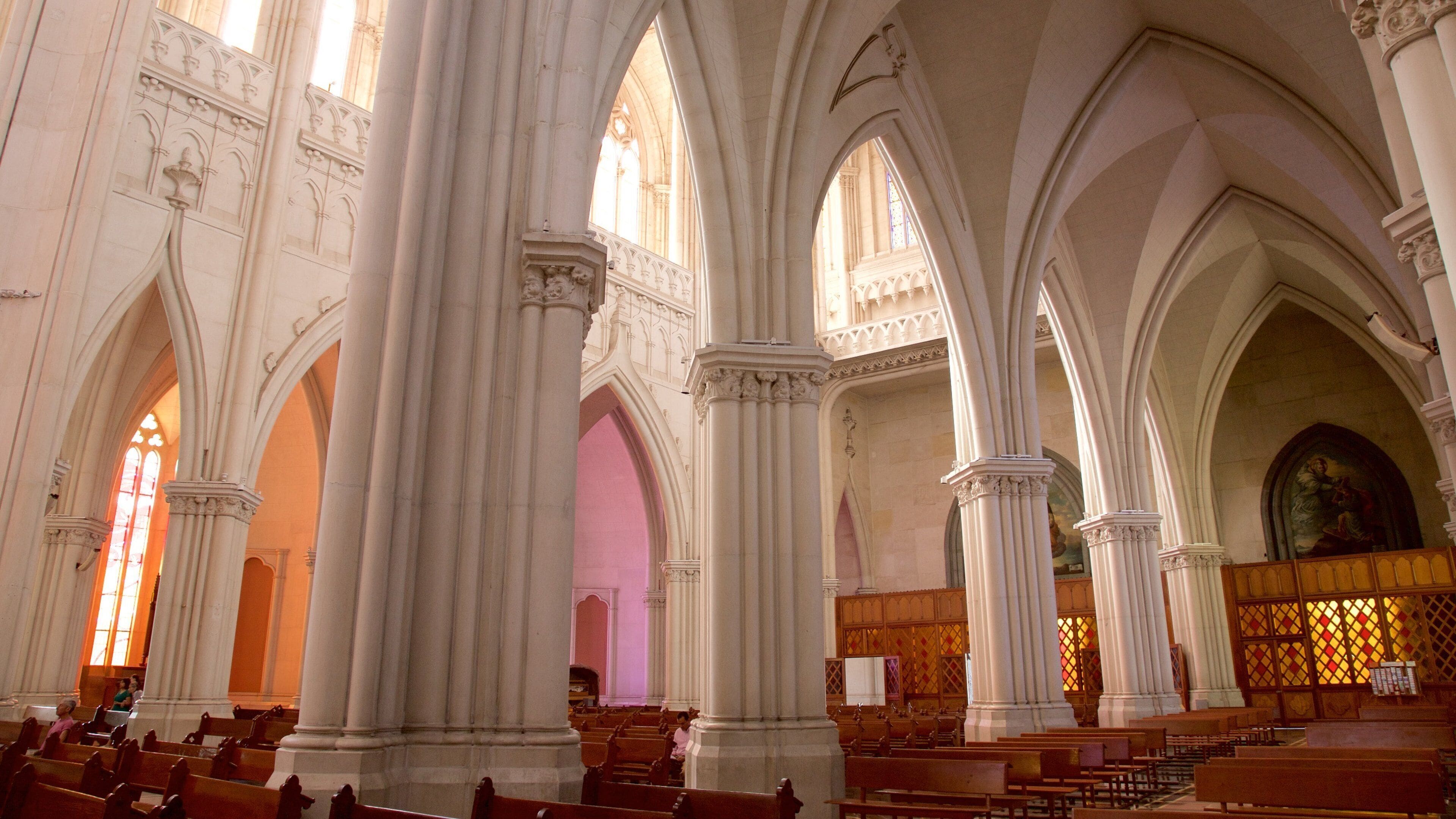 Templo Expiatorio del Sagrado Corazón de Jesús mettant en vedette église ou cathédrale, patrimoine historique et vues intérieures