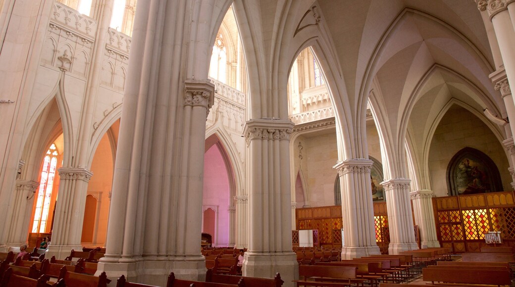 Templo Expiatorio del Sagrado CorazĂłn de JesĂșs mettant en vedette Ă©glise ou cathĂ©drale, patrimoine historique et vues intĂ©rieures