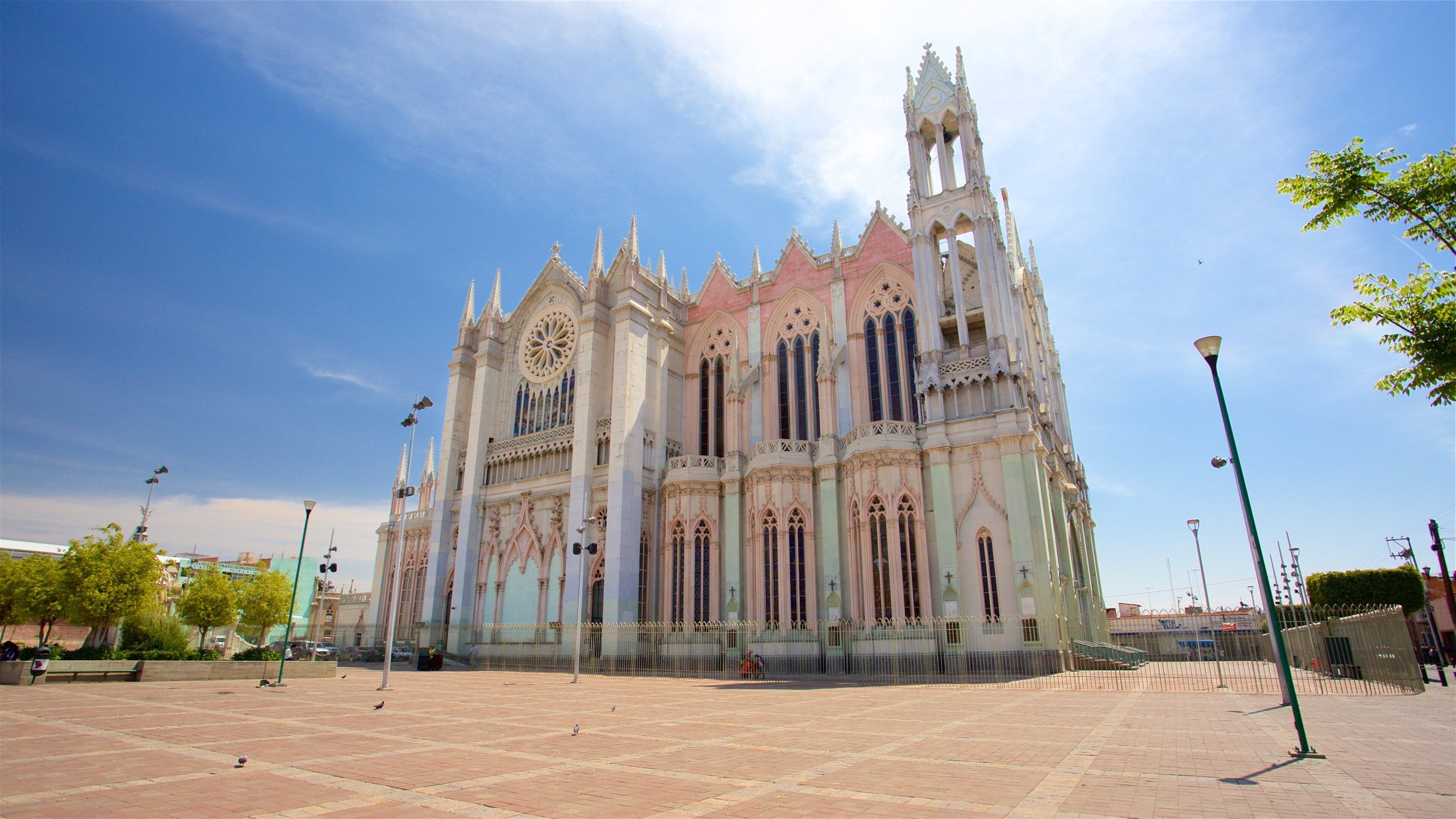 Templo Expiatorio del Sagrado Corazón de Jesús que incluye una iglesia o catedral, una plaza y arquitectura patrimonial