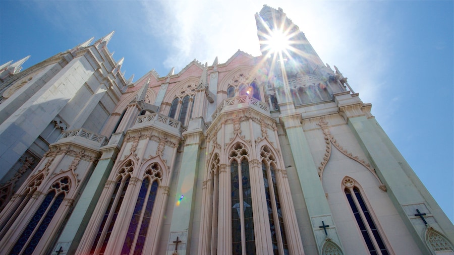 Templo Expiatorio del Sagrado Corazón de Jesús que incluye arquitectura patrimonial