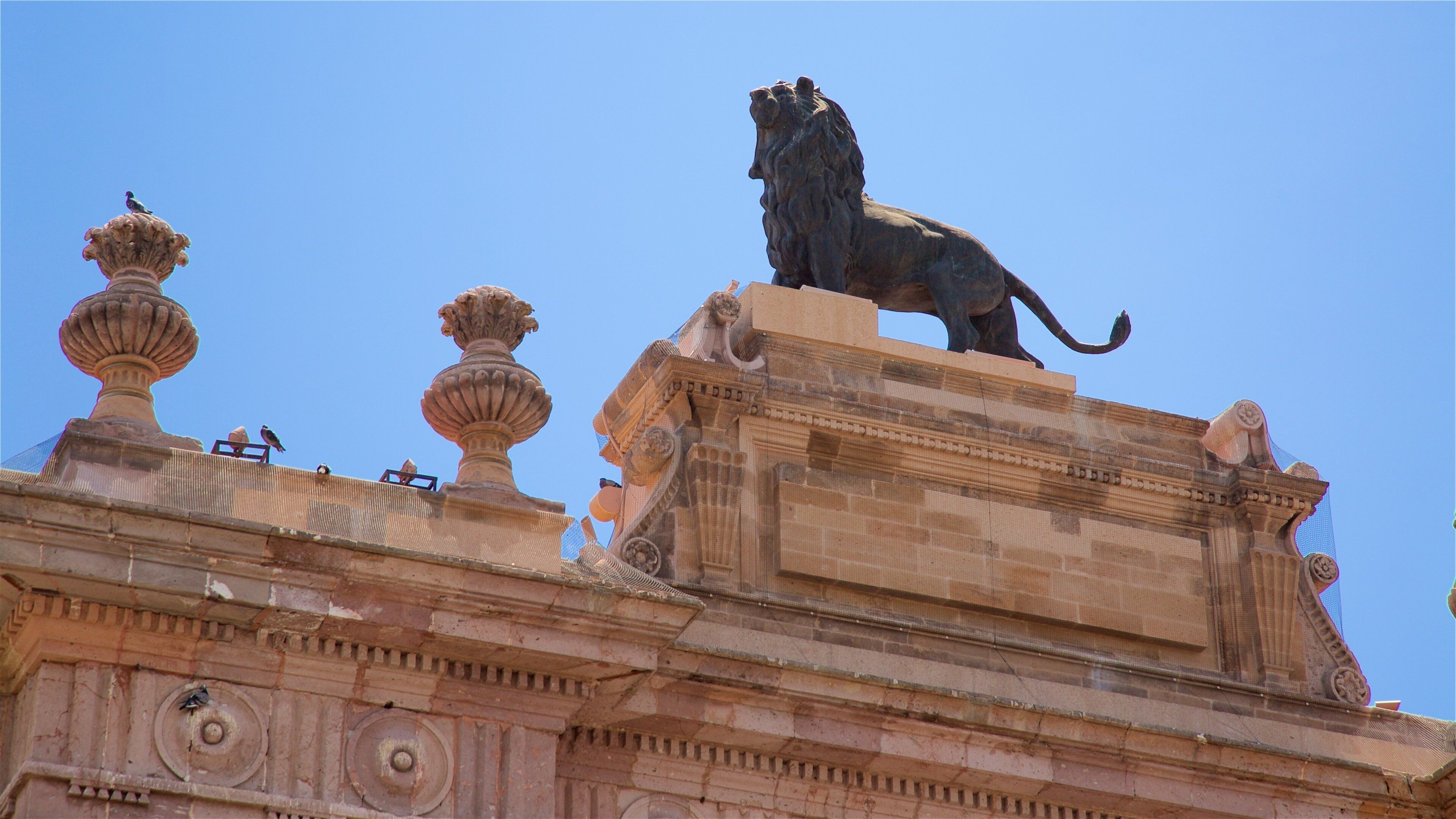 Heroes\' Causeway Arch