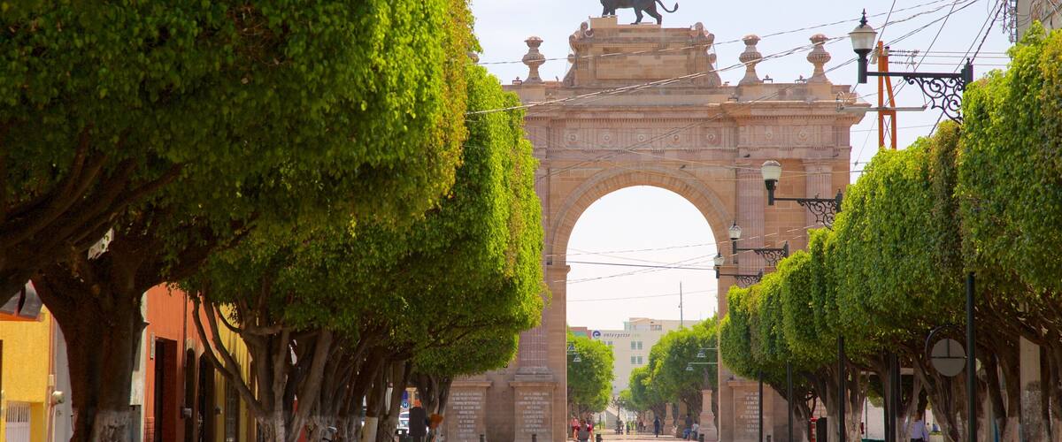Arco de la Calzada de los Héroes mostrando ciclismo urbano, uma praça ou plaza e elementos de patrimônio