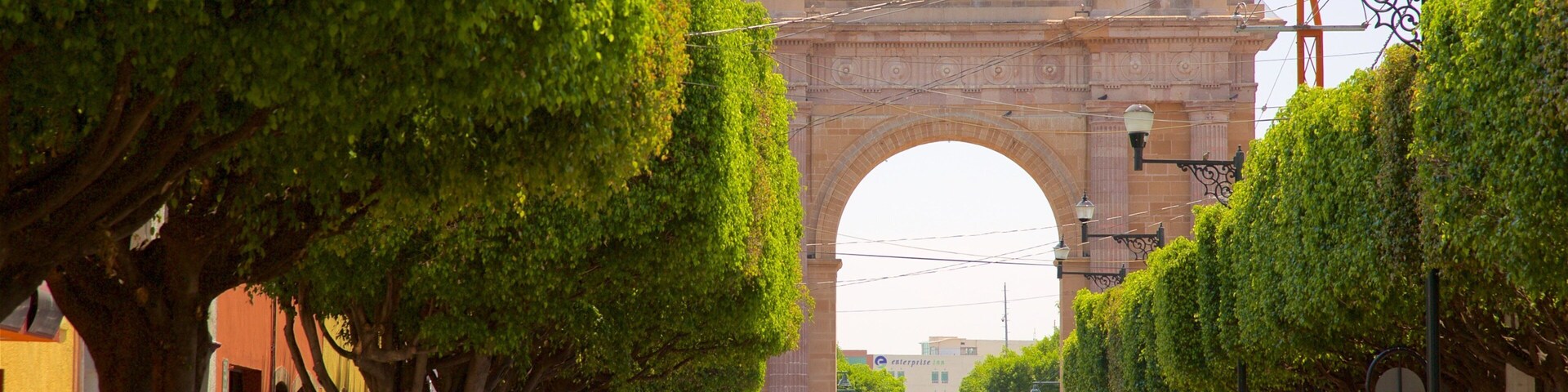 Arco Triunfal Calzada de los Héroes mostrando elementos patrimoniales, una plaza y ciclismo de carretera
