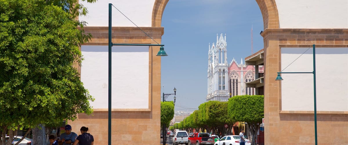 Heroes\' Causeway Arch toont een plein