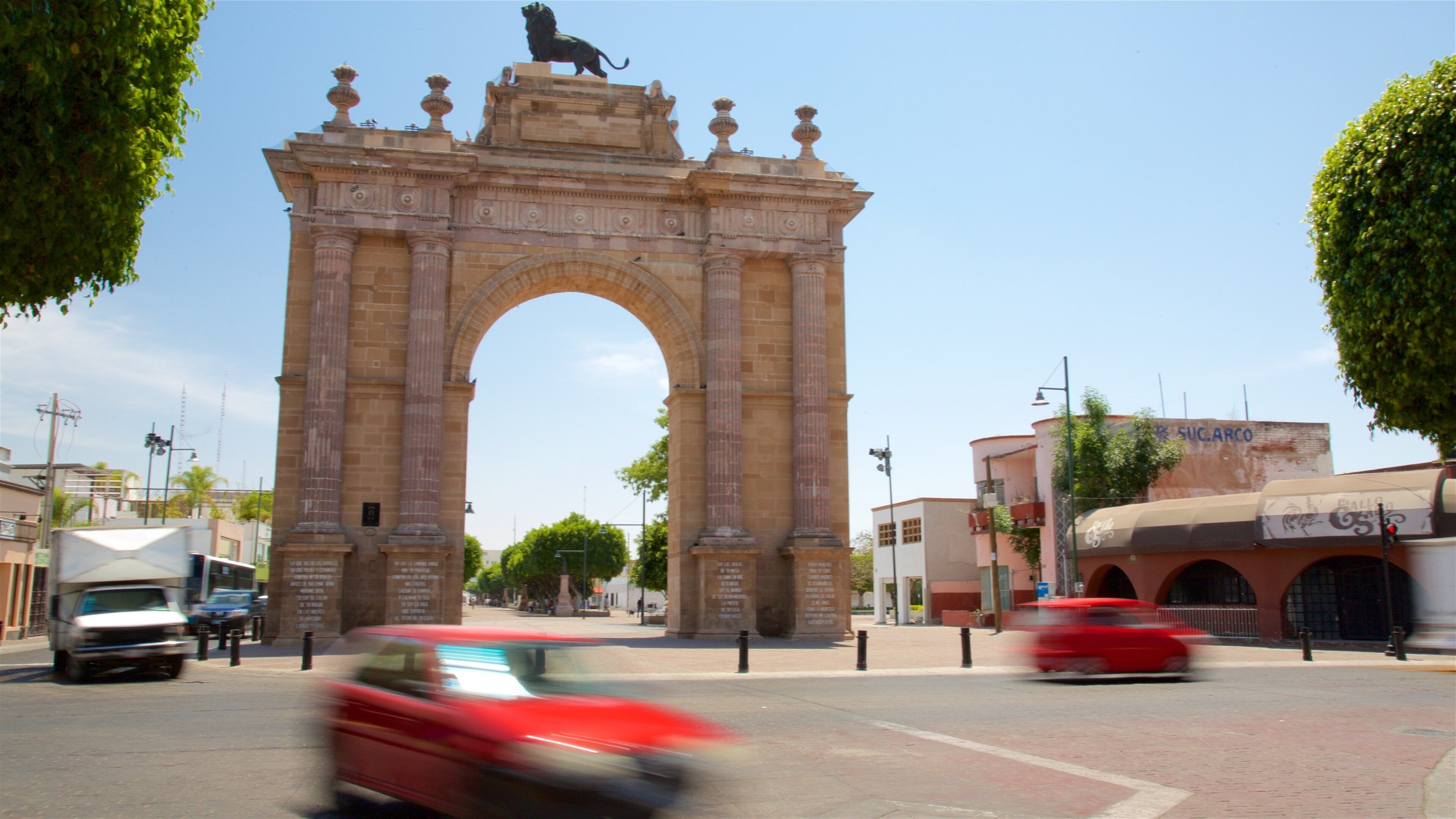 Heroes\' Causeway Arch