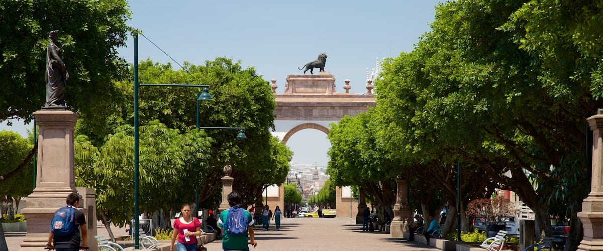 Arco de la Calzada de los Héroes che include oggetti d\'epoca, bici su strada e piazza