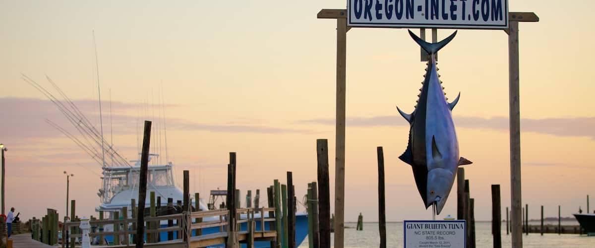 Oregon Inlet Fishing Center og byder på bådsejlads, en bugt eller havn og fiskeri
