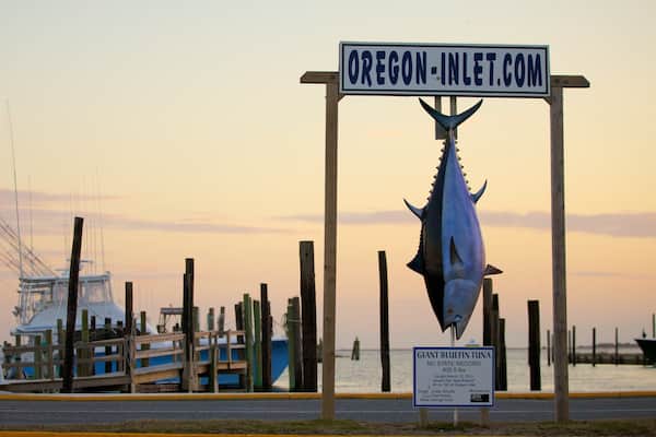 Oregon Inlet Fishing Center ofreciendo paseos en lancha, pesca y una bahía o puerto