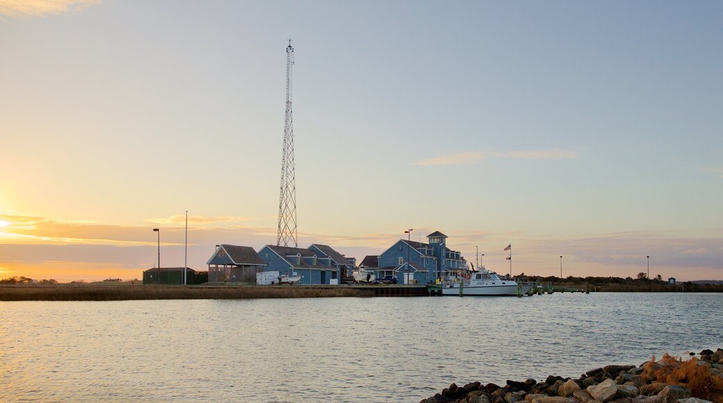 Oregon Inlet Fishing Center fasiliteter samt båter, fisking og bukt eller havn