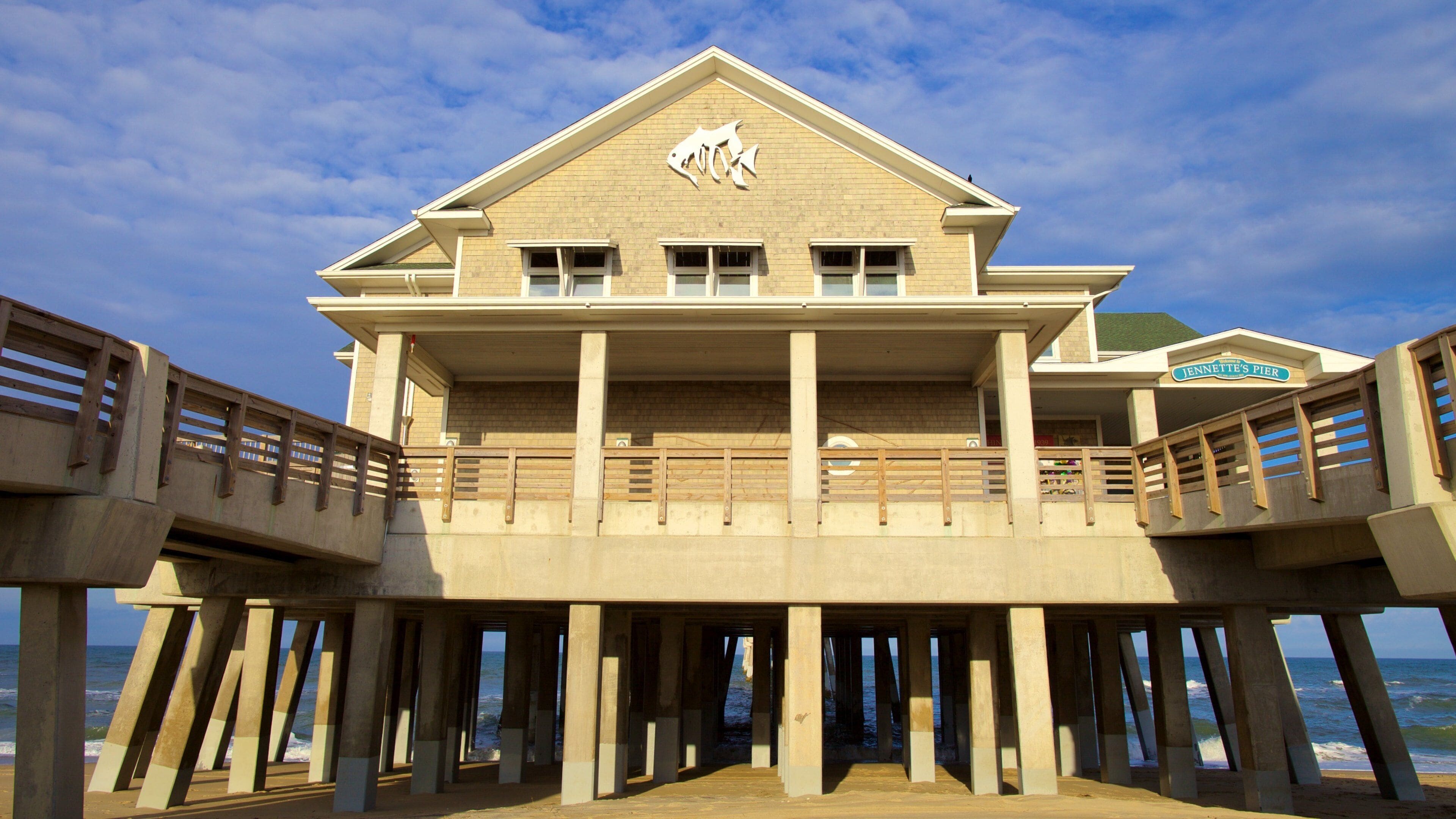 Jennette\'s Pier showing general coastal views