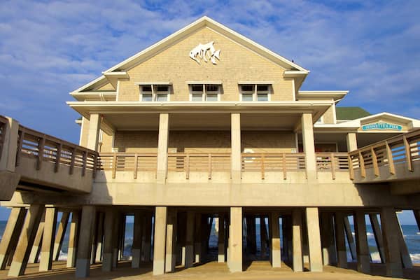 Jennette\'s Pier mostrando vistas generales de la costa