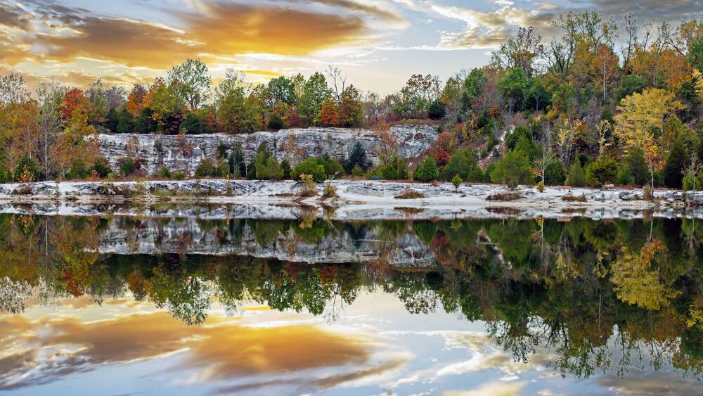 Scenic view of the bluffs reflected in the lake at Klondike Park in Augusta, MO
