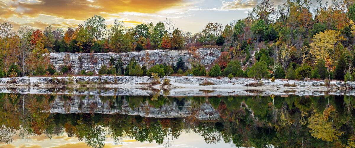 Scenic view of the bluffs reflected in the lake at Klondike Park in Augusta, MO