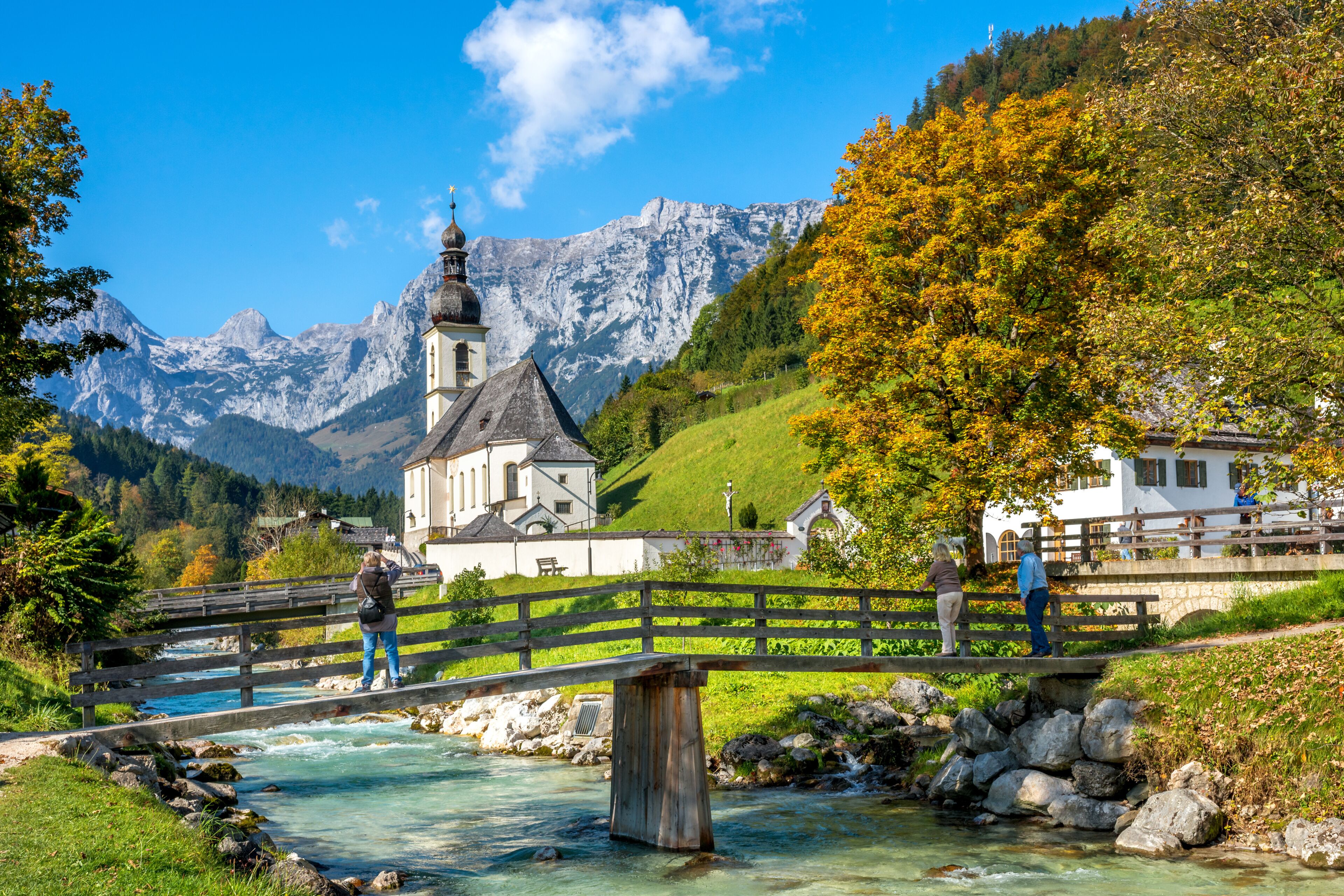 Idyllische Kirche in Ramsau vor Bergpanorama, Berchtesgaden, Deutschland 